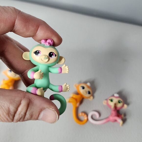 FINGERLINGS MINIS Lot Of 5 POPULAR MINI FIGURE - Picture 4 of 6